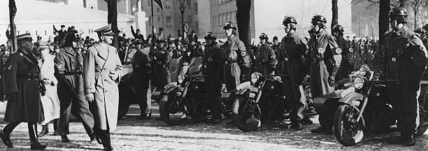 Гитлер и шеф NSKK Адольф Хюнлейн на открытии большого автомобильного салона мира в 1935 году в Берлине. 