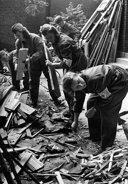 Организация разборки завалов членами RLB после авианалета. 1942 г. 