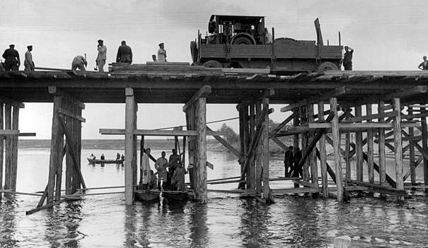 Отряд ОТ на строительстве моста в районе Чудского озера. 1941 г.