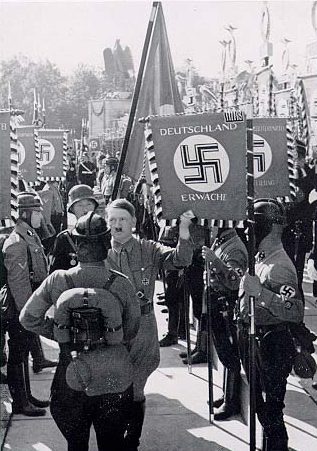 Гитлер «освячивает» знамена NSKK. 1936 г.
