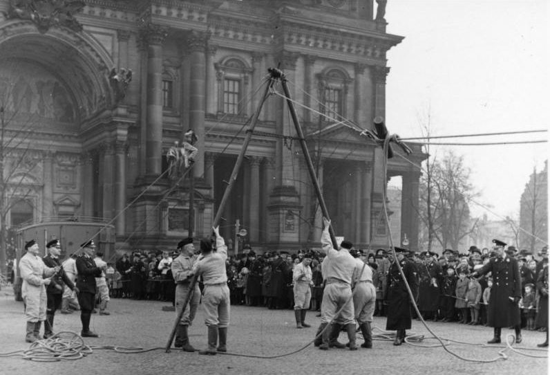 «Показательное выступления» подразделения TeNo на дне немецкой полиции. Берлин, 1939 г.