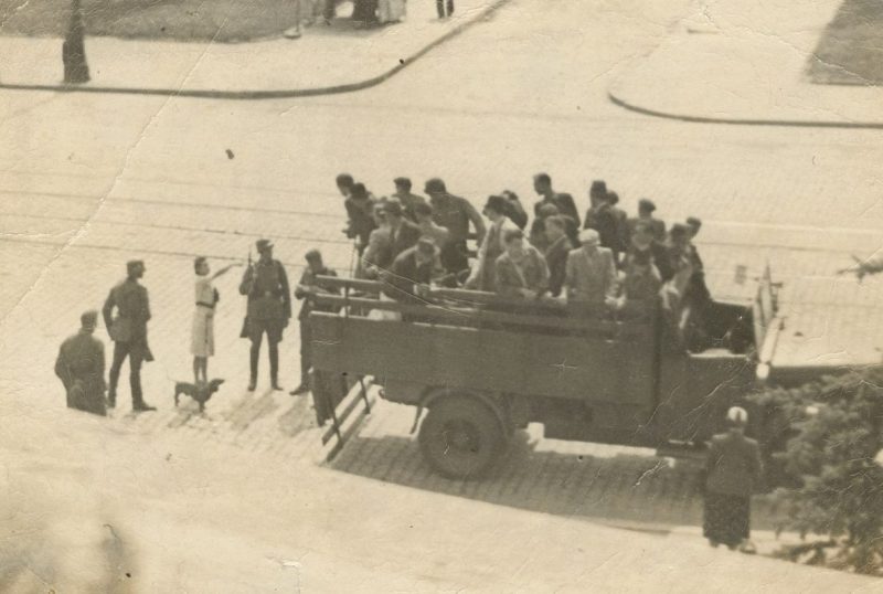 Уличные облавы случайных гражданских лиц для депортации в Германию на принудительные работы. Варшава, 1941 г.
