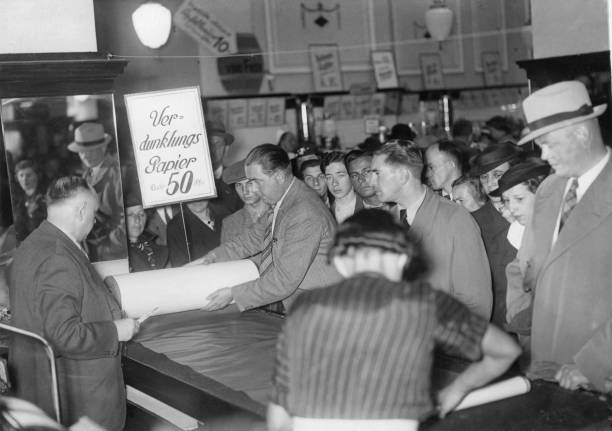 Берлинцы покупают бумагу для затемнения окон. 1942 г. 