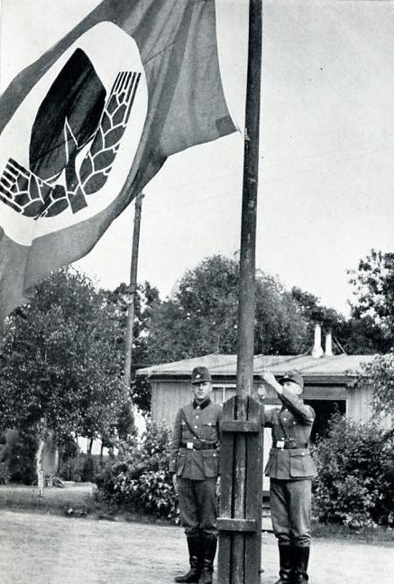 Поднятие флага в лагере RAD. 1936 г.