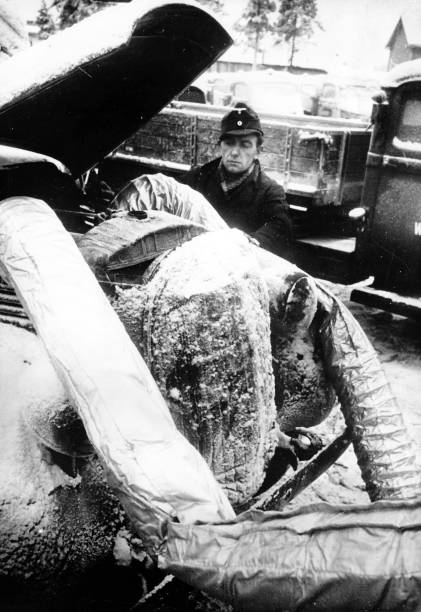 Рабочие из организации Тодта, размораживают мотор. 1942 г.