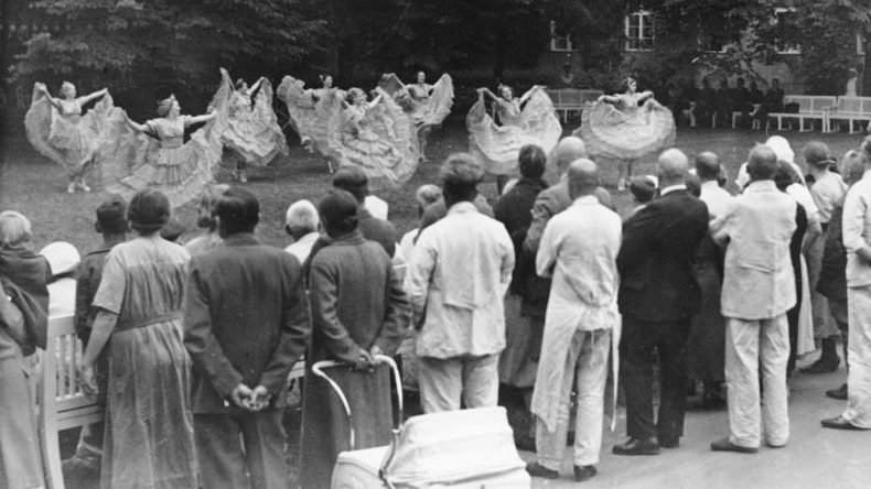 Выступление танцевального коллектива DAF. 1936 г. 