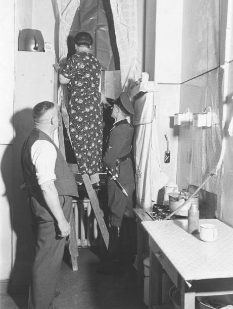 Член RLB проверяет светомаскировку квартиры в Берлине. 1942 г. 
