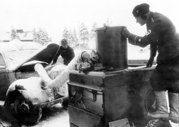 Рабочие из организации Тодта, размораживают мотор. 1942 г.