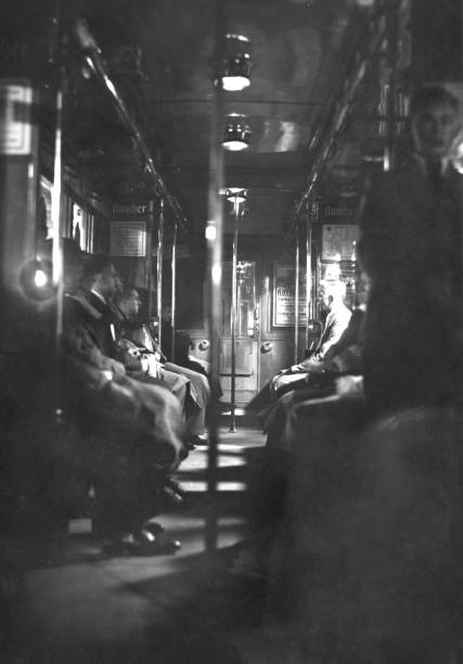 Затемнение светильников в вагонах берлинского метро. 1942 г. 