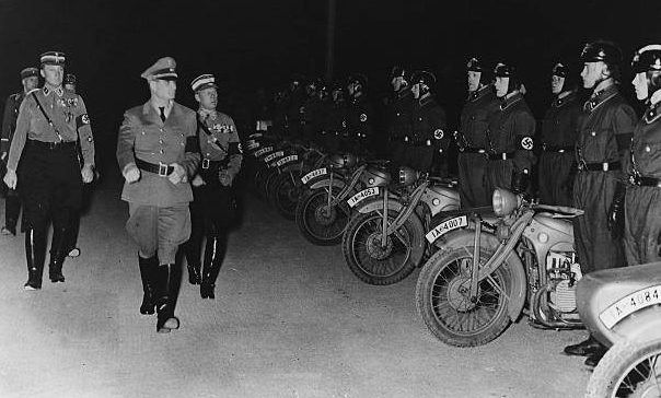 Рудольф Гесс и лидер NSKK Адольф Хюнлайн. 1936 г.