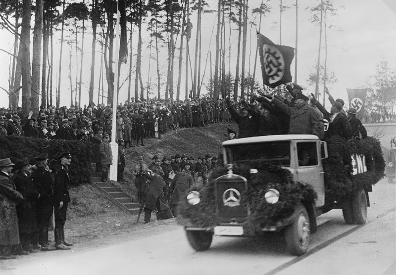 Герман Геринг приветствует бойцов DAF во время открытия первого участка рейхсавтобана Берлин-Штеттин. 1936 г.