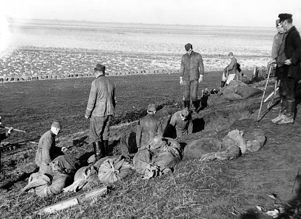 Бойцы RAD ремонтируют дамбу на побережье Северного моря. 1936 г. 
