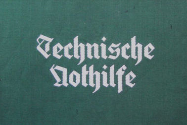 Сотрудники TeNo носили нарукавные повязки: не имевшие униформы - две верхние, включенные в состав Вермахта – нижнюю. 