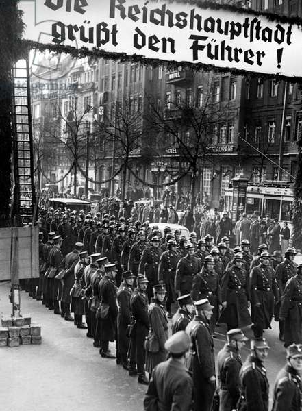 Члены NSKK маршируют на городской улице. 1938 г.