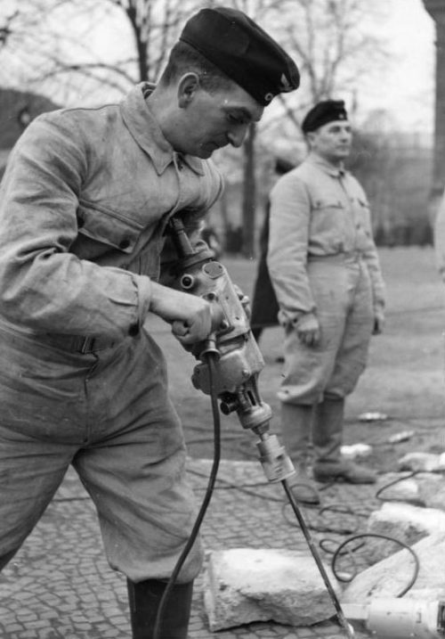 «Показательное выступления» подразделения TeNo на дне немецкой полиции. Берлин, 1939 г.