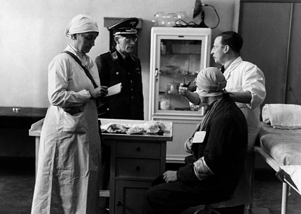 Член RLB контролируют наличие перевязочного материала в спасательном центре. 1944 г. 