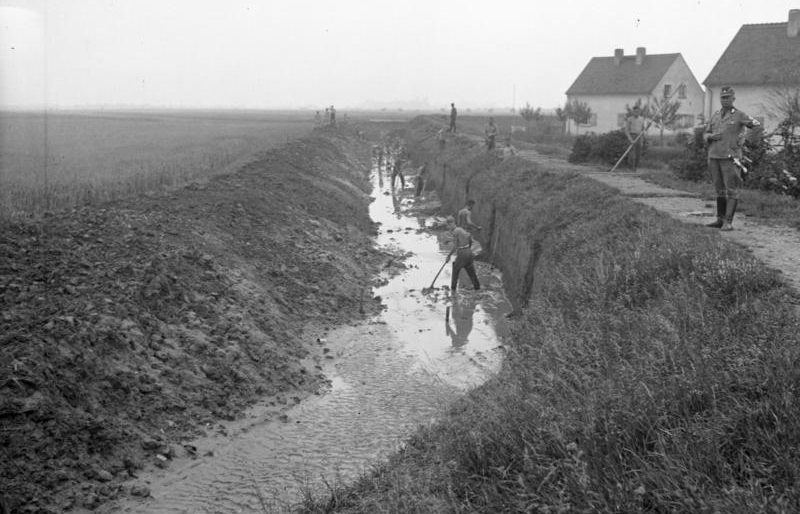 Чистка канала отрядом RAD. 1938 г. 