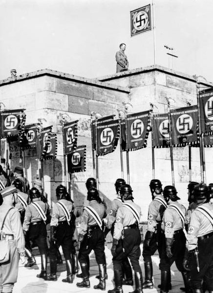 Марш-прохождение штандартов NSKK мимо Адольфа Гитлера. 1938 г. 