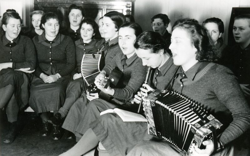 Женщины имперской трудовой службы в Корбахе музицируют. 1938 г.