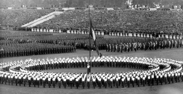Члены RAD женщины в белых блузах на митинге в Нюрнберге. 1938 г.