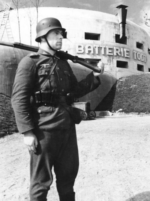 Немецкий солдат перед частью Атлантического вала, построенного ОТ, в Кап-Гри-Нез. Франция, 1942 г.