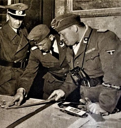Офицеры TeNo уточняют задачу. 1942 г.