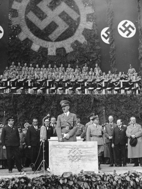 Закладка фундамента завода Volkswagen. «Лидер» наносит три удара молотком. 26 мая 1938 г.
