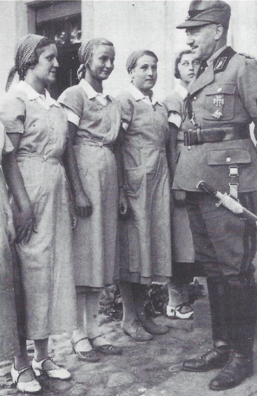 Константин Хирл посещает горничных из службы RAD в Доберане. 1939 г.