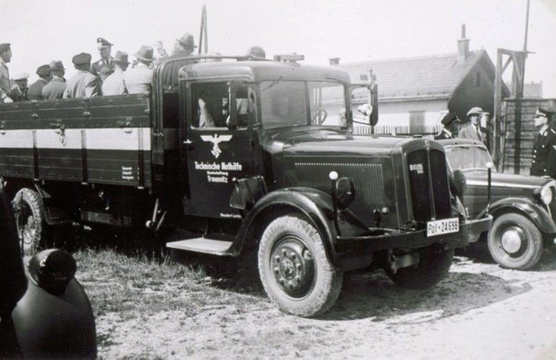 Машины TeNo во время операции после авианалета на Мюнхен. 1943 г.