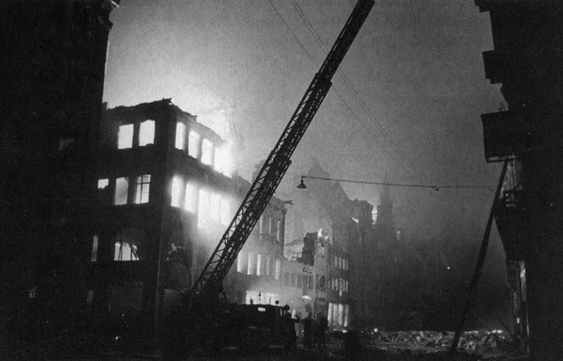Подразделение TeNo во время тушения пожаров в Нюрнберге. 1943 г.