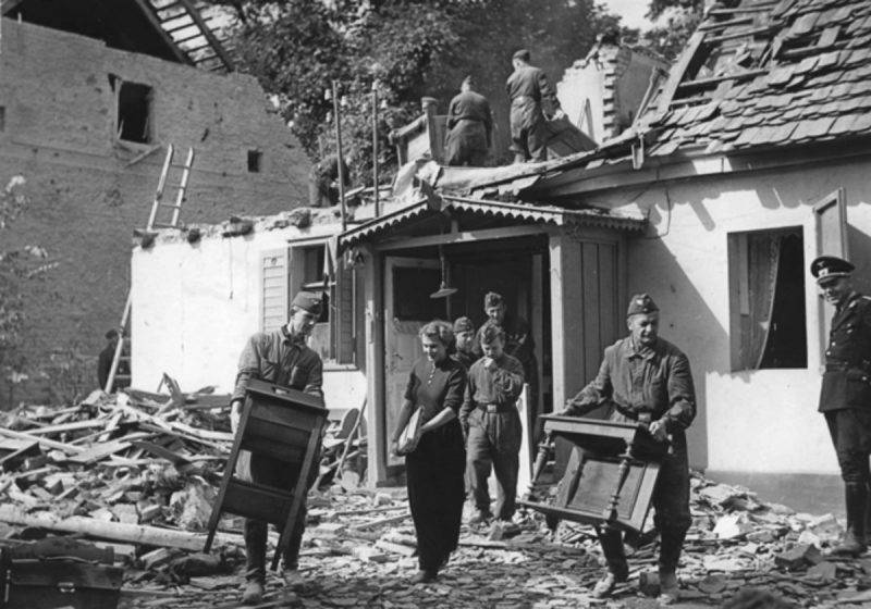 Подразделение TeNo на разборе завалов. 1943 г.