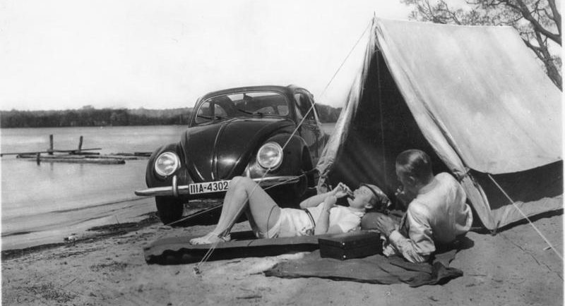 Члены DAF на отдыхе с «народным» автомобилем. 1938 г. 