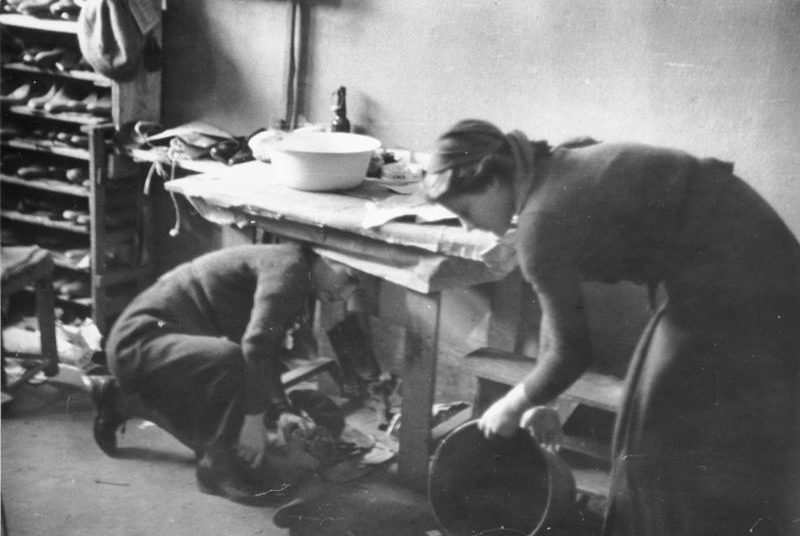 Горничные RAD убирают заброшенные польские квартиры и дворы, предназначенные для прибалтийских немцев в Балтене. 1939 г. 