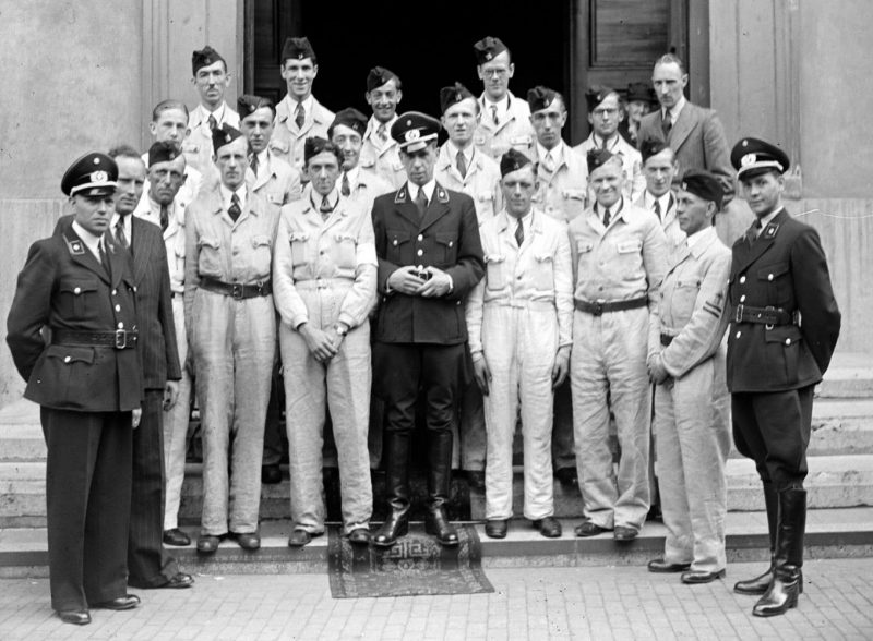 Группа сотрудников TeNo у собора. 1944 г.