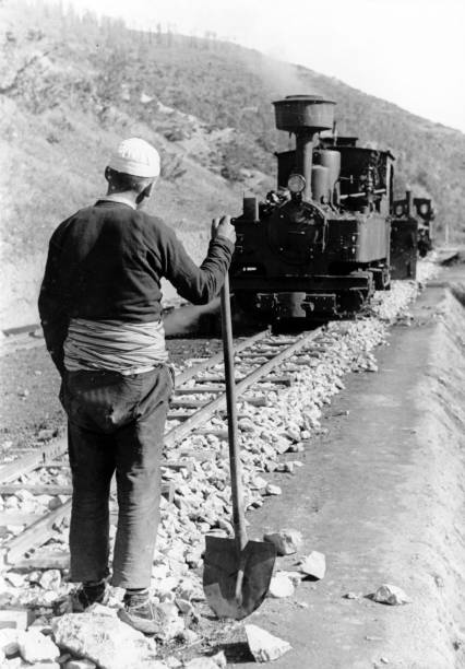 Подневольный рабочий на железнодорожных путях, построенных организацией Тодта на юго-восточном европейском фронте. 1943 г.