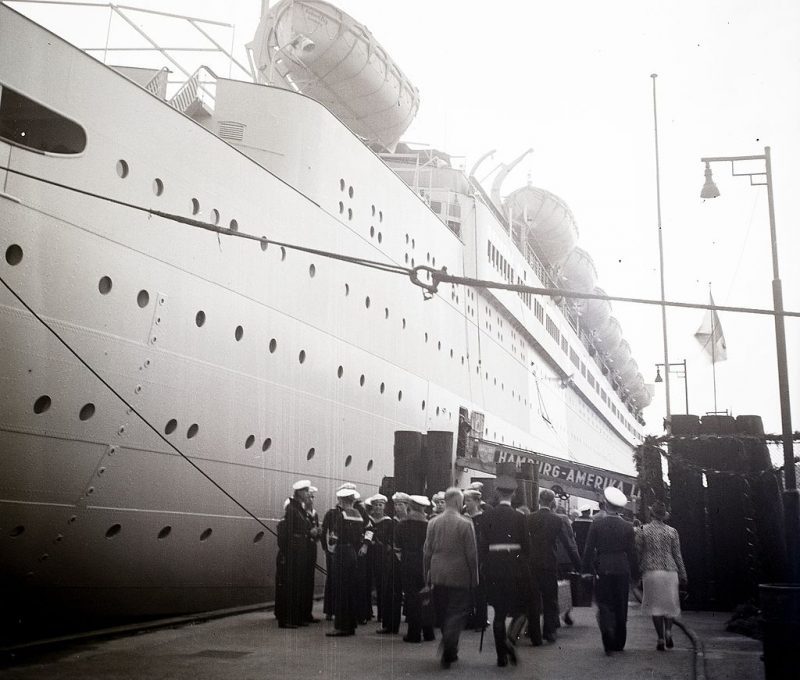 Адольф Гитлер на борту туристического корабля DAF «Роберт Лей». 1939 г.