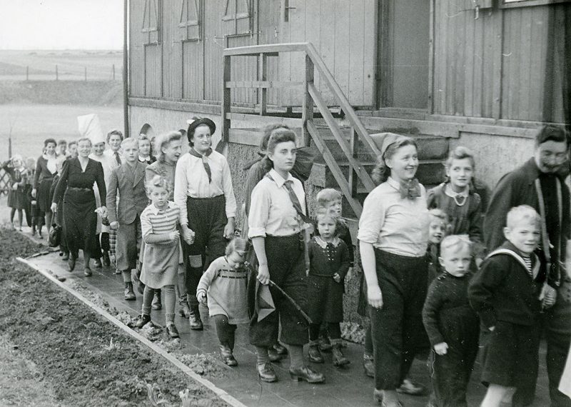 Женщины и дети в имперском лагере трудовой повинности в Корбахе. 1938 г.