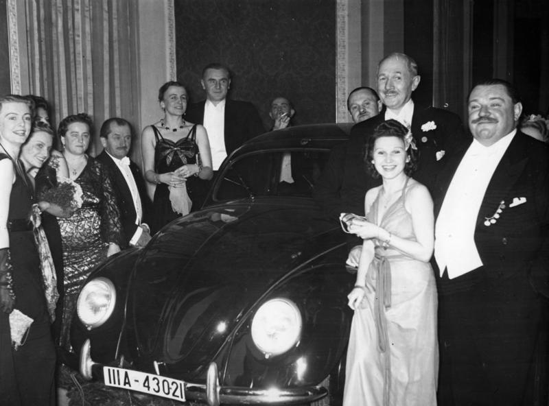 Фердинанд Порше и Генрих Джордж у «народного» автомобиля Volkswagen. 1939 г. 