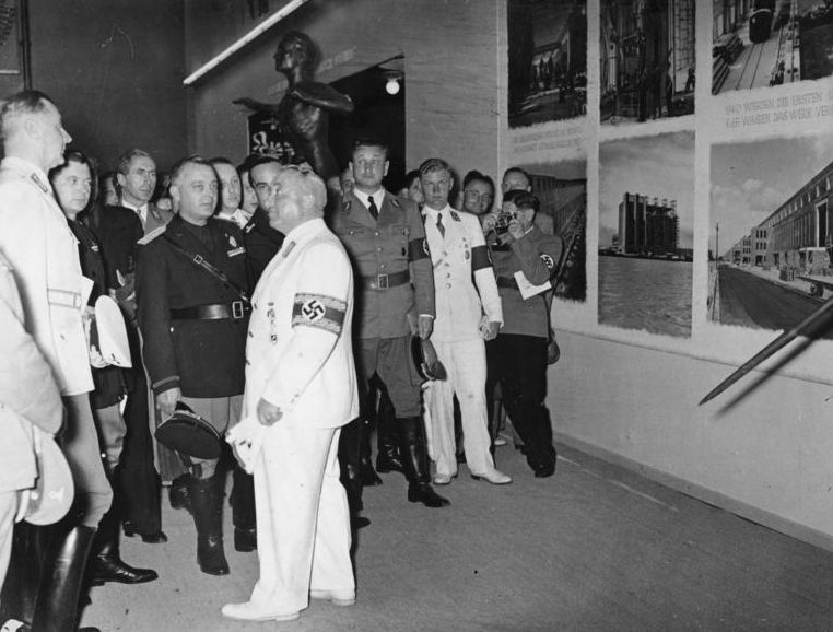 Выставка достижений DAF в залах зоопарка в Гамбурге.1939 г. 