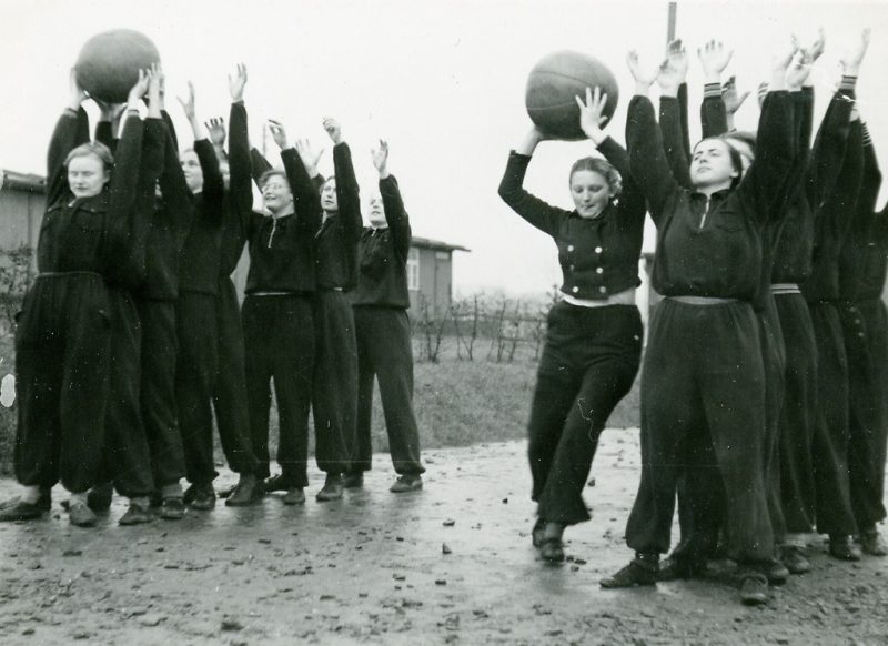 Горничные в лагере Корбахе занимаются спортом. 1939 г.