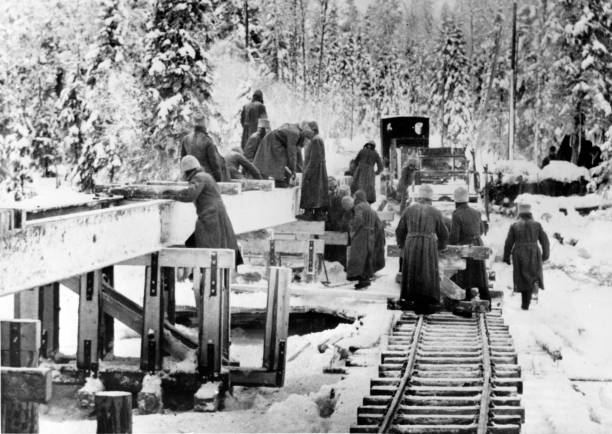 Строительство немецкой военно-полевой железной дороги на Восточном фронте. 1943 г. 