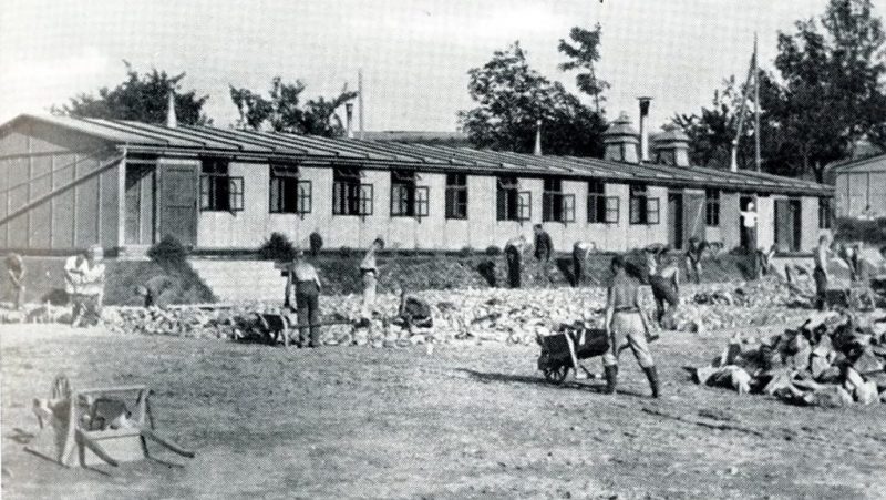 Строительные работы на территории лагеря. 1939 г.