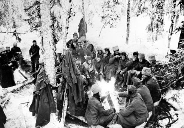 Строительство немецкой военно-полевой железной дороги на Восточном фронте. 1943 г. 