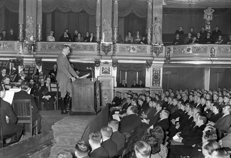 Торжественное заседание в немецкой государственной опере по случаю 7-й годовщины НС-сообщества «Сила через радость». 1940 г.