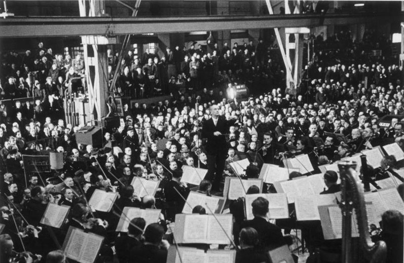  Берлинский филармонический оркестр дает концерт в перерыве между работой в зале завода AEG в Берлине. 1942 г. 