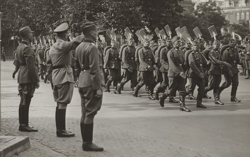 Парад членов RAD. 1940 г.