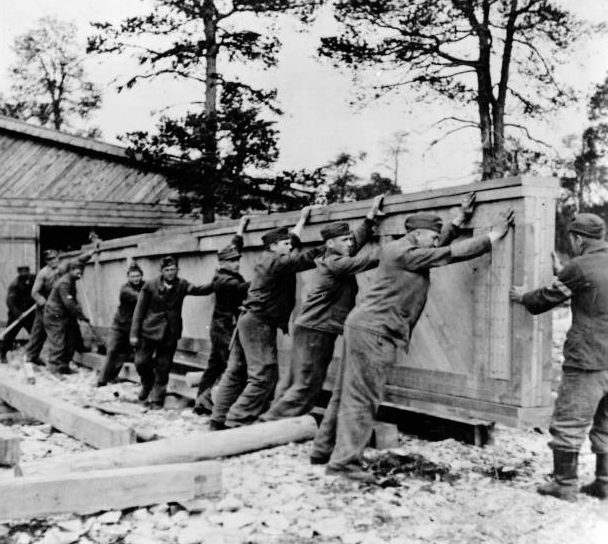 Строители ОТ в Финляндии. 1944 г. 