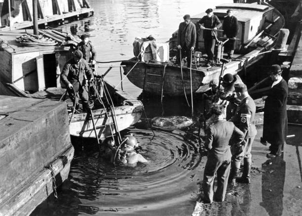 Подразделение ОТ поднимает затонувший корабль. 1944 г. 