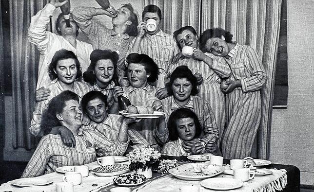 Пижамная вечеринка в общежитии RAD. 1941 г. 