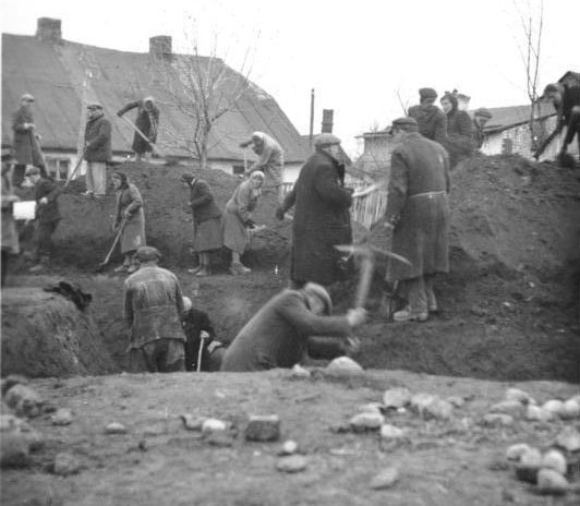 Евреи строят бомбоубежища в Унеюве под контролем RAD. 1941 г. 